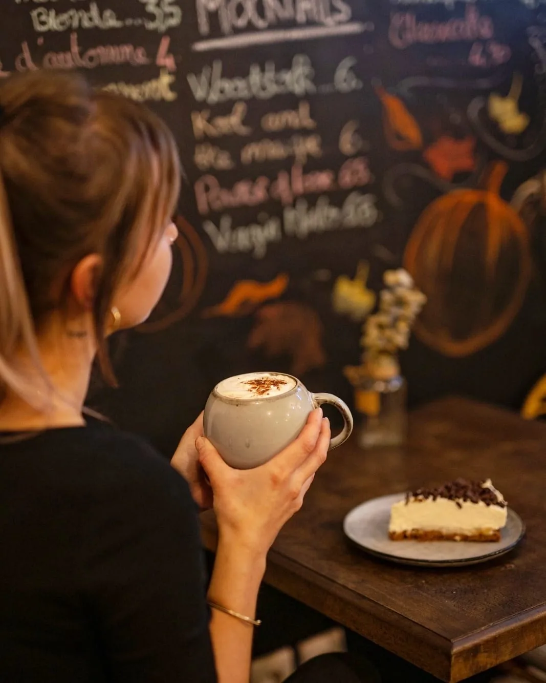 Un moment café devant la carte du Mandala