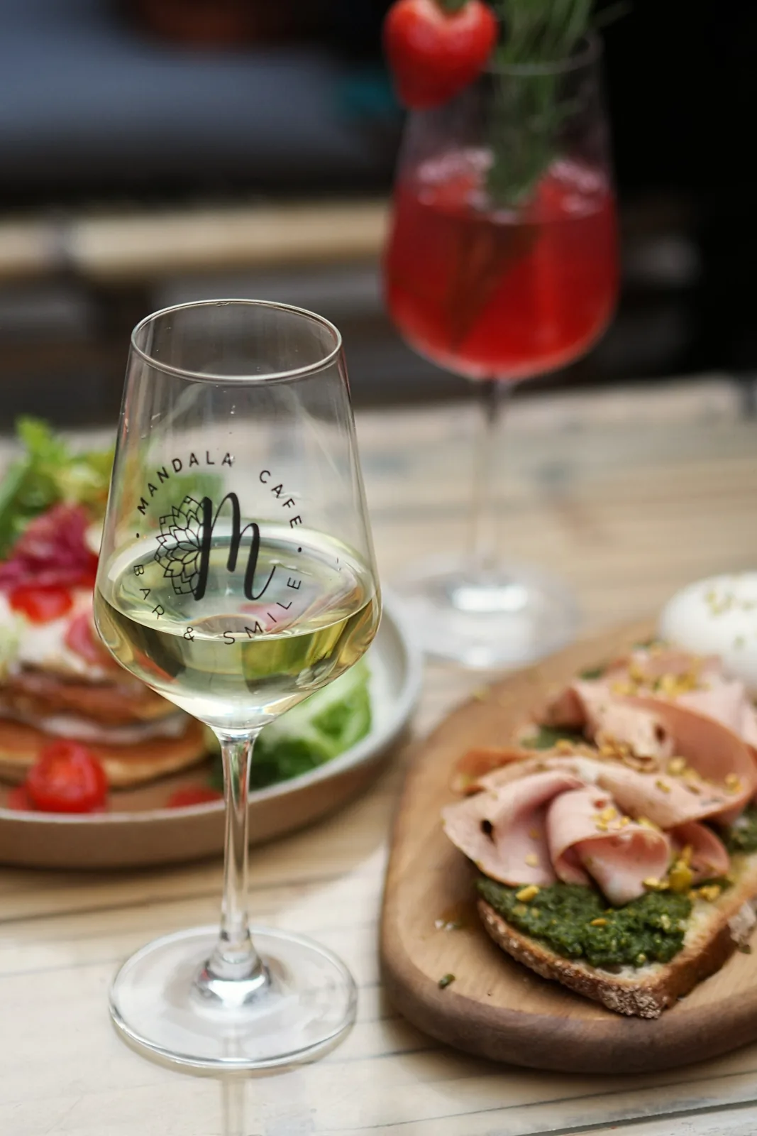 Tartines salées et verre de vin au Mandala Café